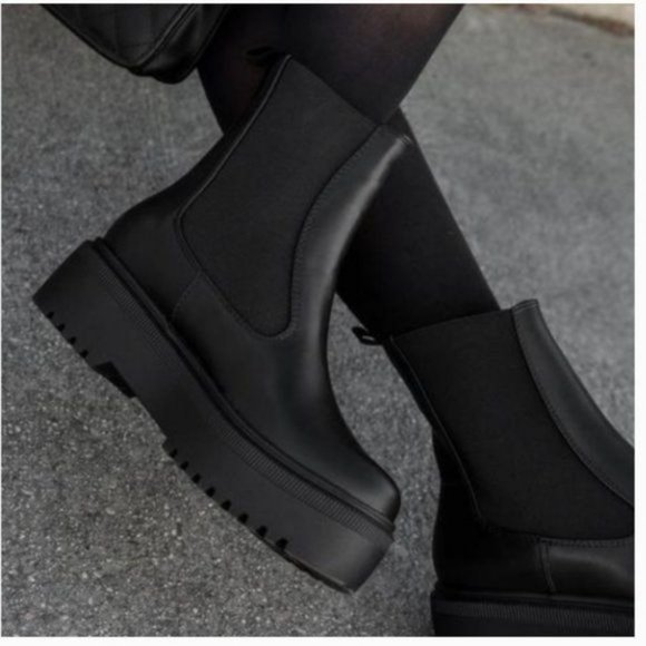 !! NEW !! Black Pull On Chelsea Lug Sole Boots - Picture 5 of 5